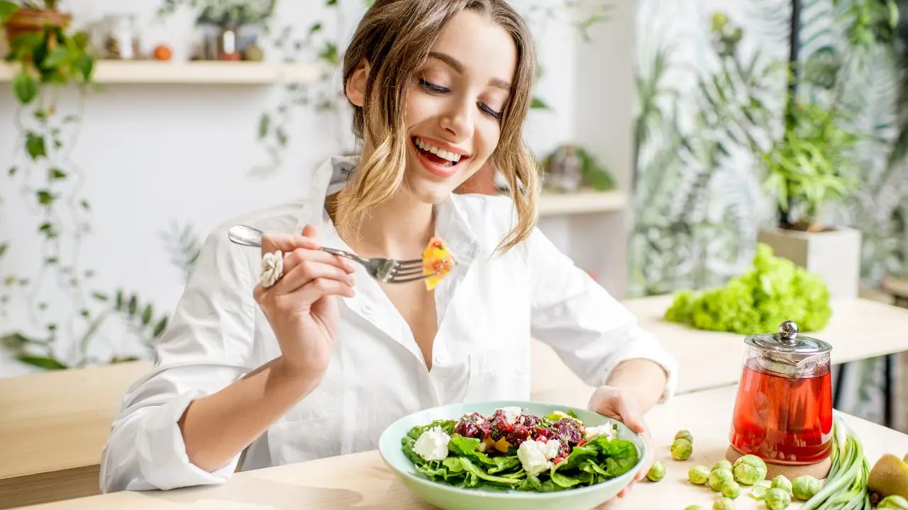 Mindful Eating क्या है? क्यों आज के समय में इसकी ज़रूरत है?