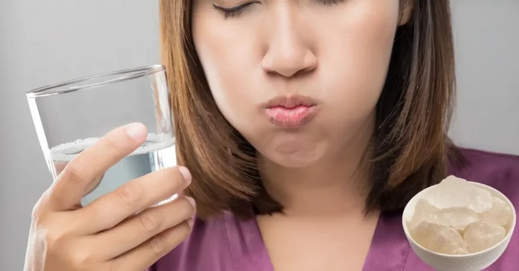 लड़की फिटकरी के पानी से गरारे कर रही है