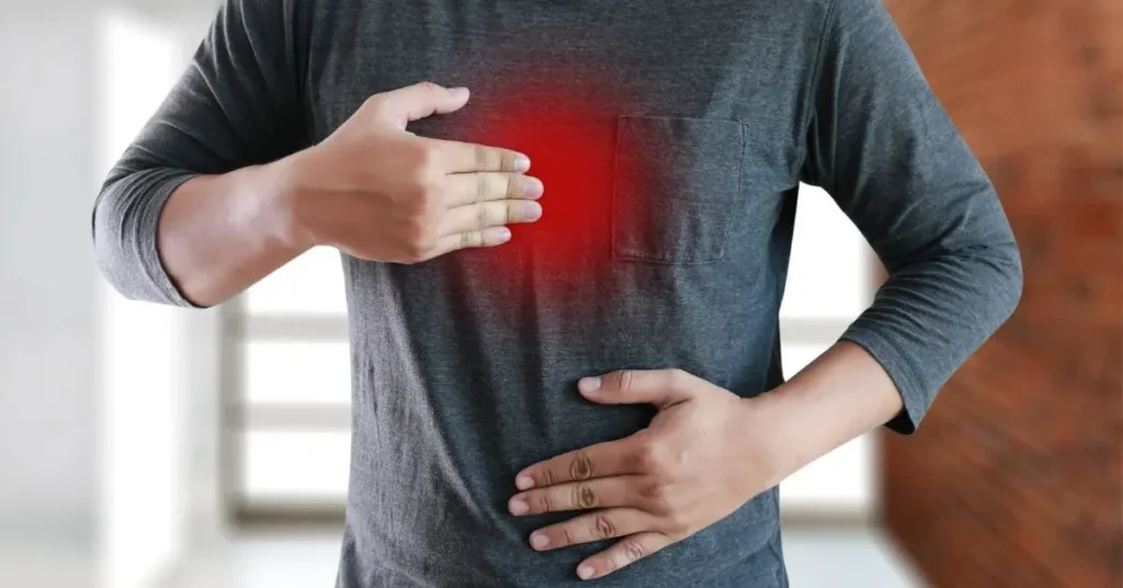 सीने और पेट में जलन से परेशान व्यक्ति – एसिडिटी का लक्षण