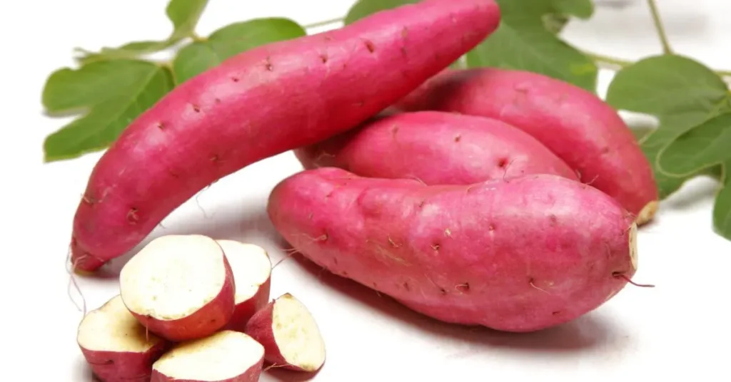 ताज़ा गुलाबी शकरकंद और कटे हुए टुकड़े