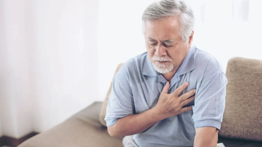 Chest Pain से पीड़ित व्यक्ति – सीने में दर्द के कारण और उपाय