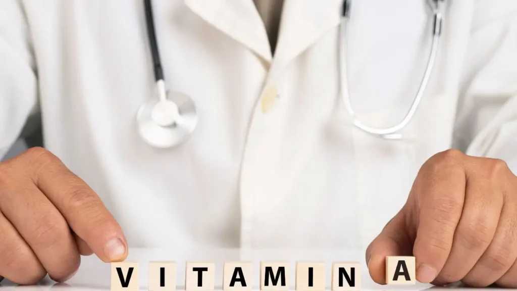 विटामिन-A से जुड़ी जानकारी दर्शाती डॉक्टर की इमेज, जिसमें स्टेथोस्कोप और विटामिन-A शब्द दिख रहा है।