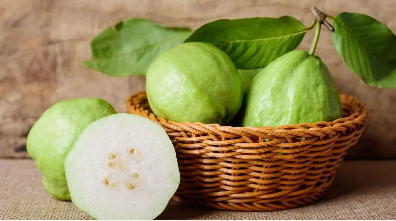 रोज़ाना खाली पेट अमरूद खाने के 9 फायदे: सेहत के लिए सुपरफूड क्यों है अमरूद?
