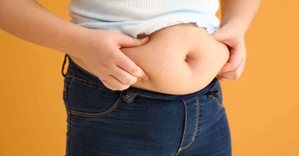 बिना जिम के पेट की चर्बी (belly fat) की समस्या दिखाता हुआ दृश्य