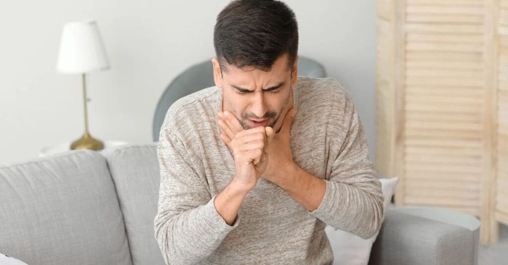 सर्दी-जुकाम और खांसी से परेशान व्यक्ति