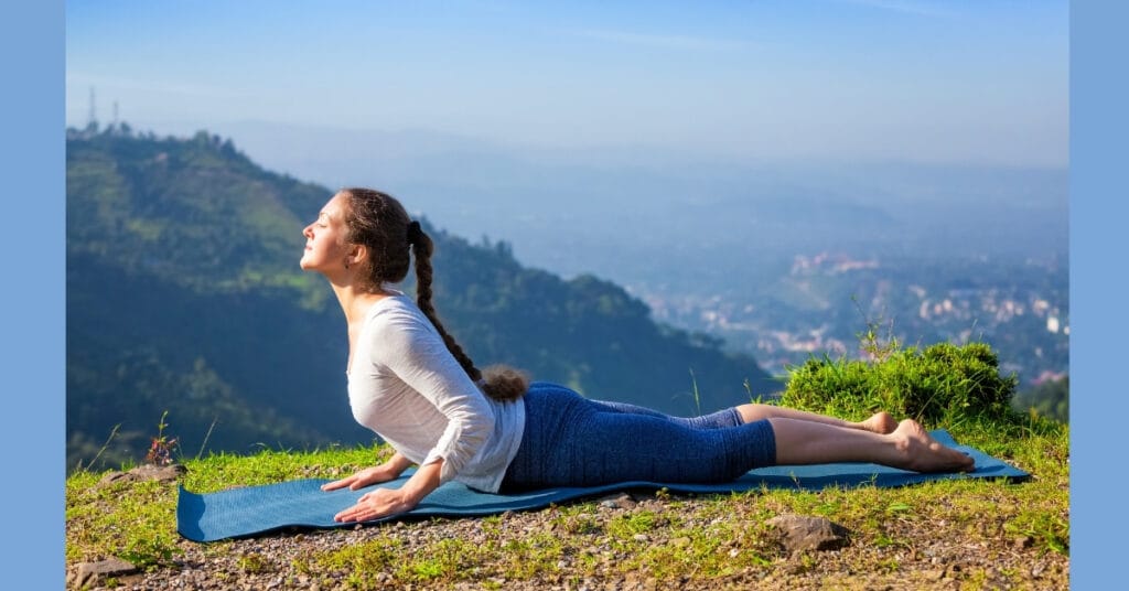 भुजंगासन योगासन करते हुए महिला, थायराइड के लिए फायदेमंद योगासन