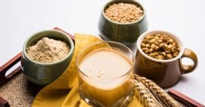 सत्तू ड्रिंक का हेल्दी और ठंडा पेय, साथ में भुना चना, सत्तू पाउडर और गेहूं के दाने