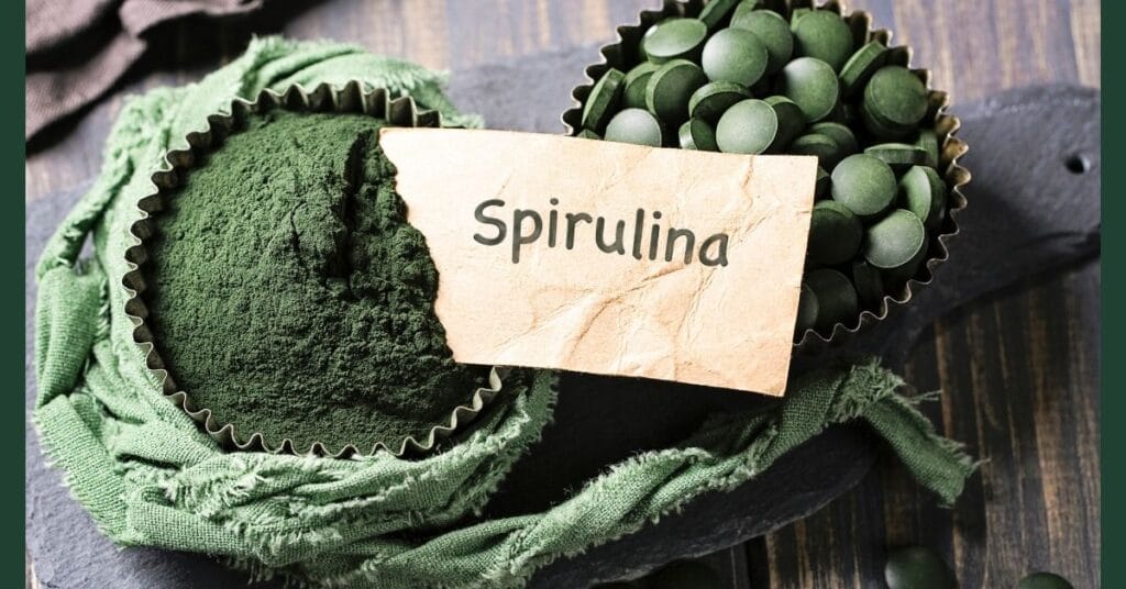 Spirulina पाउडर और टैबलेट का क्लोजअप – हेल्दी सुपरफूड
